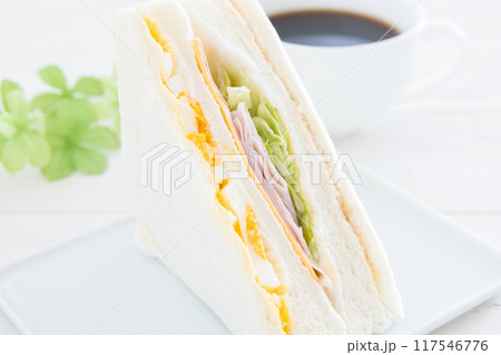 おいしいミックスサンドウィッチとコーヒーのモーニング 117546776