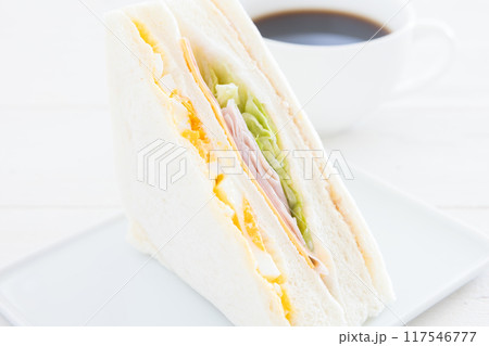 おいしいミックスサンドウィッチとコーヒーのモーニング 117546777
