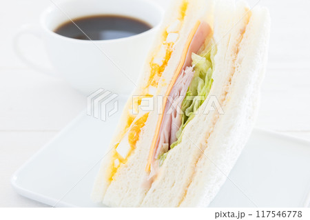 おいしいミックスサンドウィッチとコーヒーのモーニング 117546778