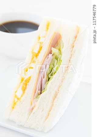 おいしいミックスサンドウィッチとコーヒーのモーニング おいしいミックスサンドウィッチとコーヒーのモーニング 117546779