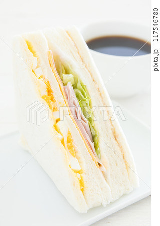 おいしいミックスサンドウィッチとコーヒーのモーニング 117546780
