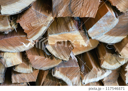 積み上げられた沢山の薪 積み上げられた沢山の薪 117546871