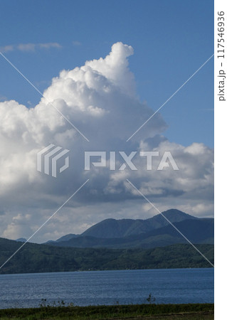 秋の日本で一番深い秋田県仙北市の田沢湖と入道雲 117546936