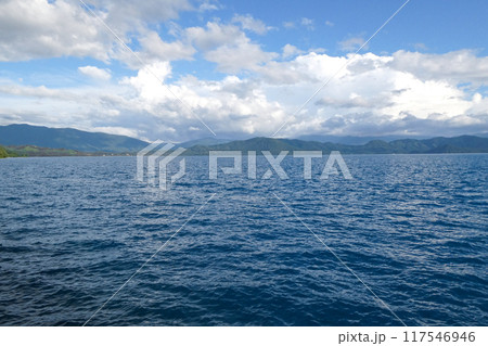 秋の日本で一番深い秋田県仙北市の田沢湖と入道雲 秋の日本で一番深い秋田県仙北市の田沢湖と入道雲 117546946