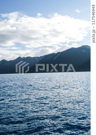 秋の日本で一番深い秋田県仙北市の田沢湖と入道雲 117546948