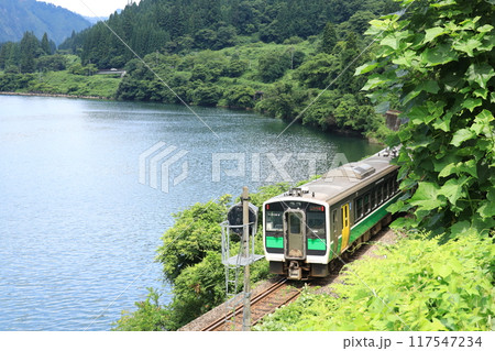 夏の只見線と大志集落 117547234