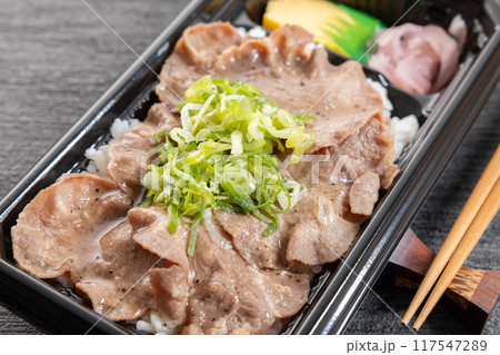 おいしい牛タン焼肉弁当 おいしい牛タン焼肉弁当 117547289