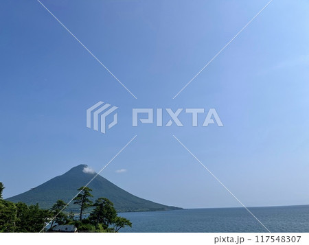 夏の開聞岳と青い空 夏の開聞岳と青い空 117548307
