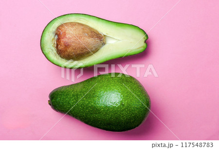 Avocado slices on pink background 117548783