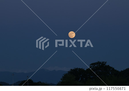 北杜市白州町から見る昇ったばかりの小望月はオレンジ色の月 117550871