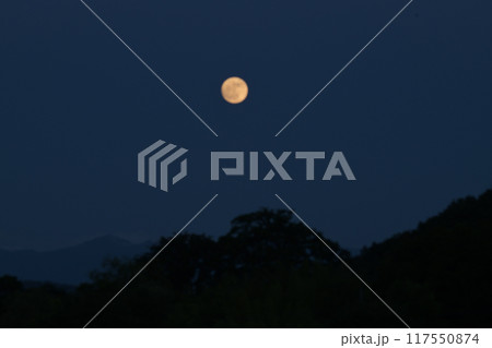 北杜市白州町から見る昇ったばかりの小望月はオレンジ色の月 117550874