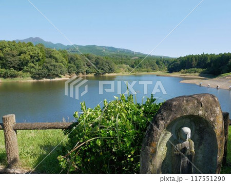 熊本県菊池市 湯舟溜池と石仏 熊本県菊池市 湯舟溜池と石仏 117551290