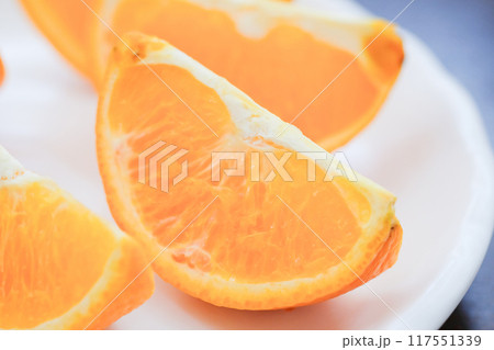 カットしたネーブルオレンジ カットしたネーブルオレンジ 117551339