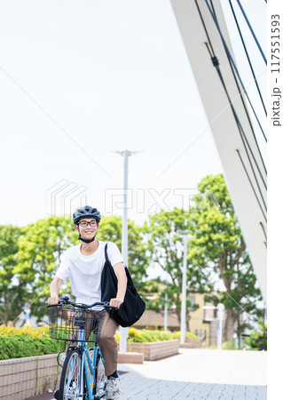 自転車に乗る若い男性 117551593