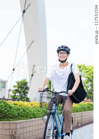 自転車に乗る若い男性 117551594