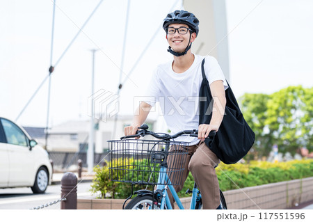 自転車に乗る男性 117551596
