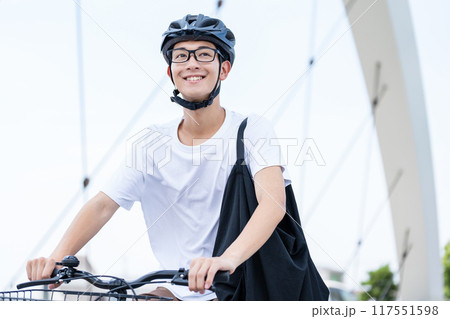 自転車に乗る男性 117551598