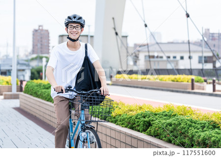自転車に乗る男性 自転車に乗る男性 117551600