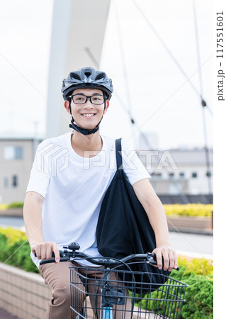 自転車に乗る男性 117551601