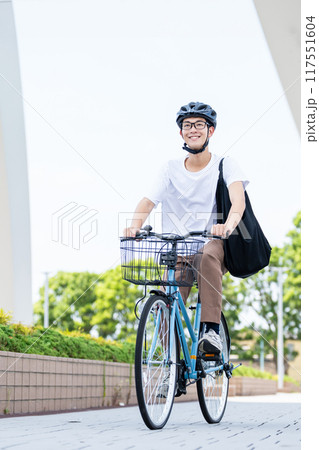 自転車に乗る男性 117551604