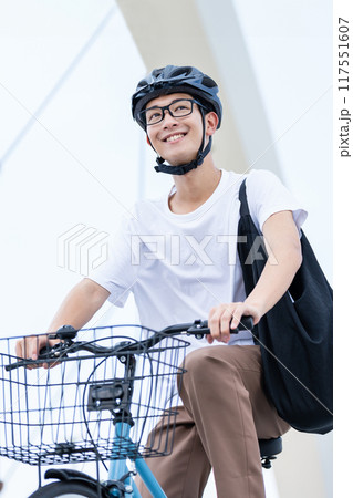 自転車に乗る男性 117551607