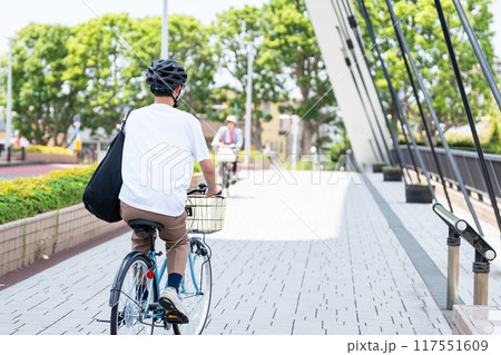 自転車に乗る男性 117551609
