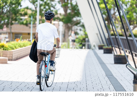 自転車に乗る男性 117551610