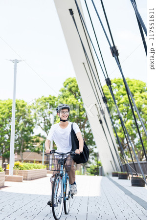 自転車に乗る男性 117551611