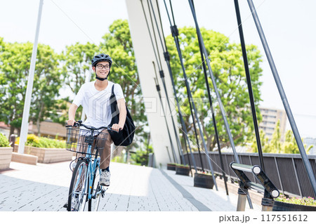 自転車に乗る男性 117551612