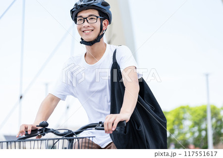 自転車に乗る男性 117551617