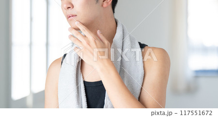 スキンケアをする若い男性 117551672