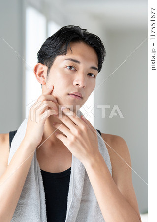 スキンケアをする若い男性 スキンケアをする若い男性 117551677