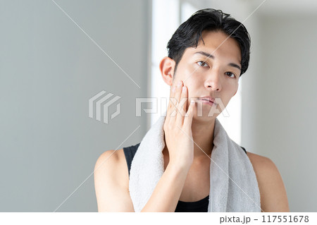 スキンケアをする若い男性 117551678