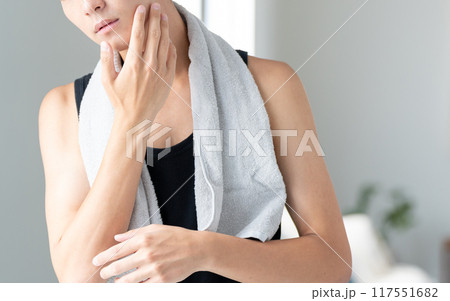 肌トラブルに悩む若い男性 肌トラブルに悩む若い男性 117551682