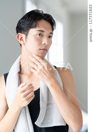 肌トラブルに悩む若い男性 肌トラブルに悩む若い男性 117551683