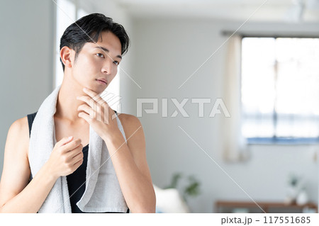 肌トラブルに悩む若い男性 肌トラブルに悩む若い男性 117551685
