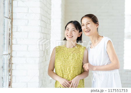 笑顔で寄り添う母と娘 笑顔で寄り添う母と娘 117551753