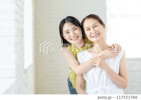 仲の良い親子 117551760