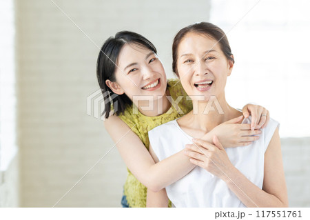 仲の良い親子 117551761