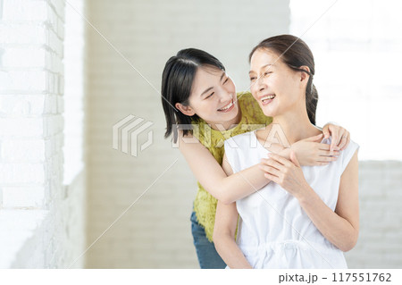 仲の良い親子 117551762