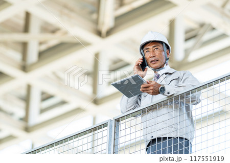 建設現場の男性作業員　スマホ 117551919