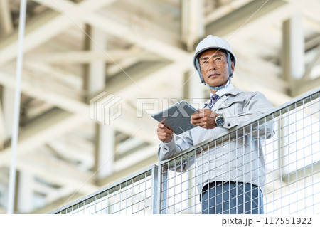 作業服を着たシニアの男性 117551922