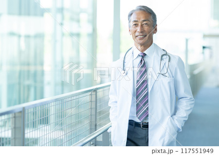 白衣を着たシニアの男性医師 117551949