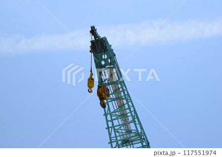 物を吊る産業用クレーン 117551974