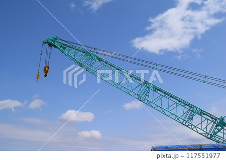 物を吊る産業用クレーン 117551977