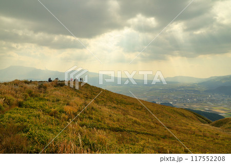 大観峰から望む秋の阿蘇カルデラ ( 11月 / 熊本県 阿蘇市 ) 117552208