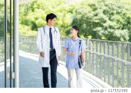 病院で働く若い医師と看護師 117552395