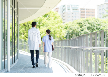 病院で働く若い医師と看護師 117552407