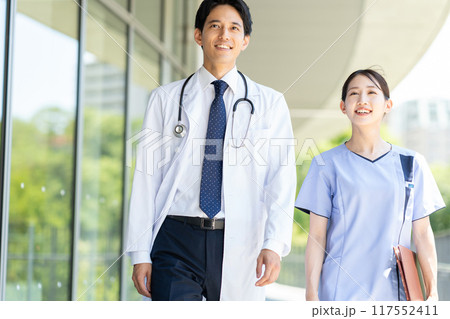 病院で働く若い医師と看護師 病院で働く若い医師と看護師 117552411