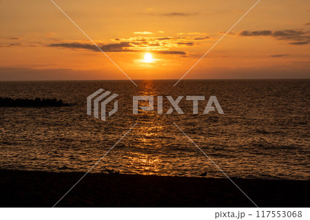 夕暮れの日本海　新潟県上越市 117553068